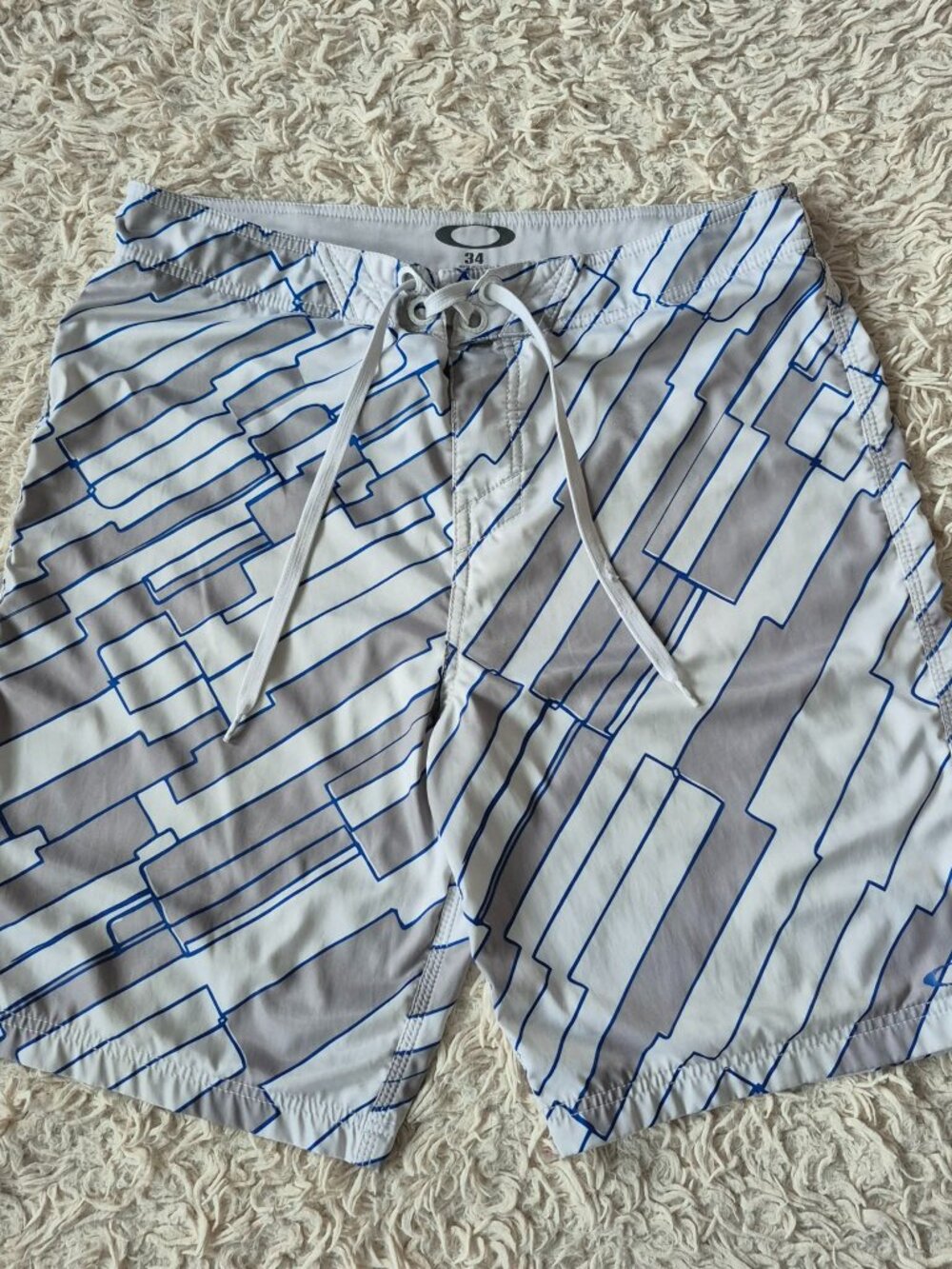 Oakley Board Shorts Y2k – Size 34 – White/Grey/Blue Geometric Print
